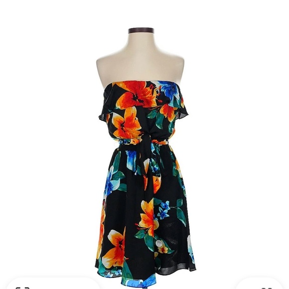 White House Black Market Dresses & Skirts - White House Black Market Strapless Tropical Dress